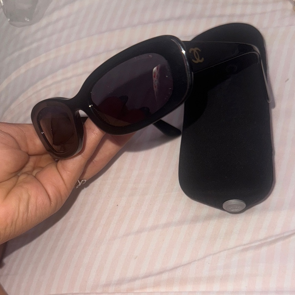 CHANEL Elegant Black Sunglasses vintage